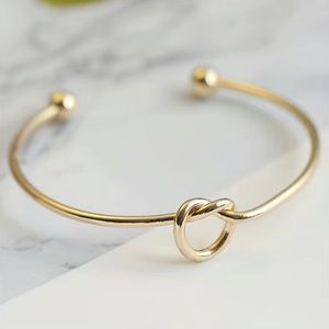NWT Golden love/trust knot minimalist classic bangle bracelet new with tags